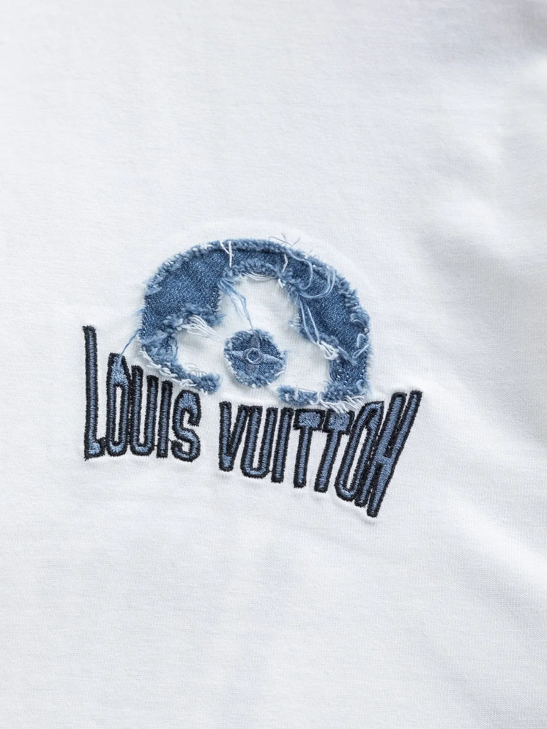 🅿️200 Louis Vuitton 1V LV lv slightly wide version S-XL LV 26ss new products are available at counters simultaneously. Multiple craftsmanship. Water-worn front and rear denim patches with letters 🪡 embroidery. Round neck short-sleeved T-shirt, same style for men and women! Consigned to one-to-one creation. Synchronized with the official website, pure cotton fabrics at the counter! It is close to the skin and comfortable, durable and easy to wear. It has a classic and simple logo design and meticulous original craftsmanship. Short-sleeves, a must-have item for men, do not appear to be the same for the general public, but must be unique and eye-catching. This LV short-sleeve is all about quality, comfort, the same shape and fashion as always, including fabrics and cutting techniques. All of them have been made with great effort! 320 grams of washed pure cotton fabric, pure cotton is breathable, very refreshing and comfortable for daily wear. The rib knitting on the neckline is smooth and tight, and the neckline will not be skewed if you toss it at will. The loose version, you will find that it looks really good on the upper body. The overall is minimalist and neat, super versatile for daily use! Pair it casually with a pair of pants for a youthful look. A T-shirt will make your outfit crazy. It is a fashionable item that can never go wrong! Color: Black White Size: S-XL Size chart: S: Shoulder width 50-Bust 56-Length 70 M: Shoulder width 52-Bust 57-Length 72 L: Shoulder width 54-Bust 59-Length 74 XL: Shoulder width 56-Bust 62-Length 76